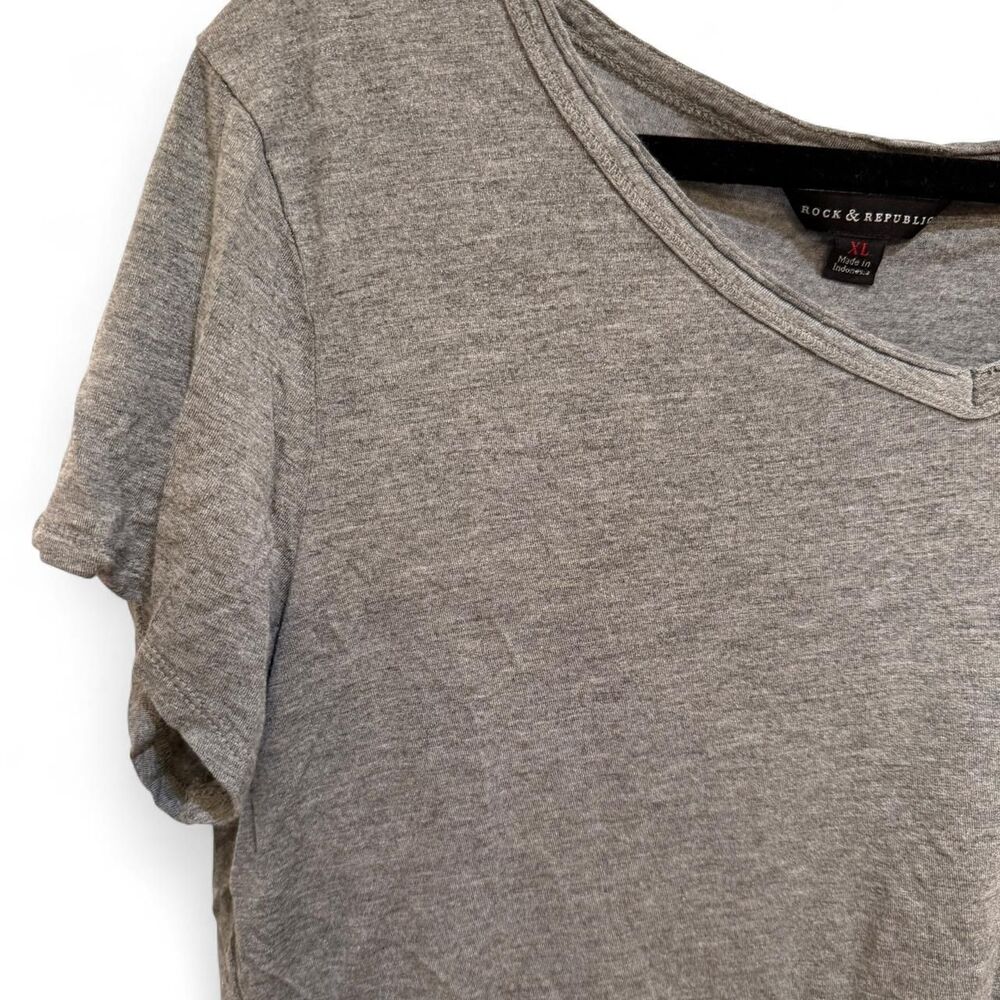 Rock & Republic Vintage Y2K Women's Grey Sparkle V-Neck Pocket Casual T-shirt - Picture 4 of 5